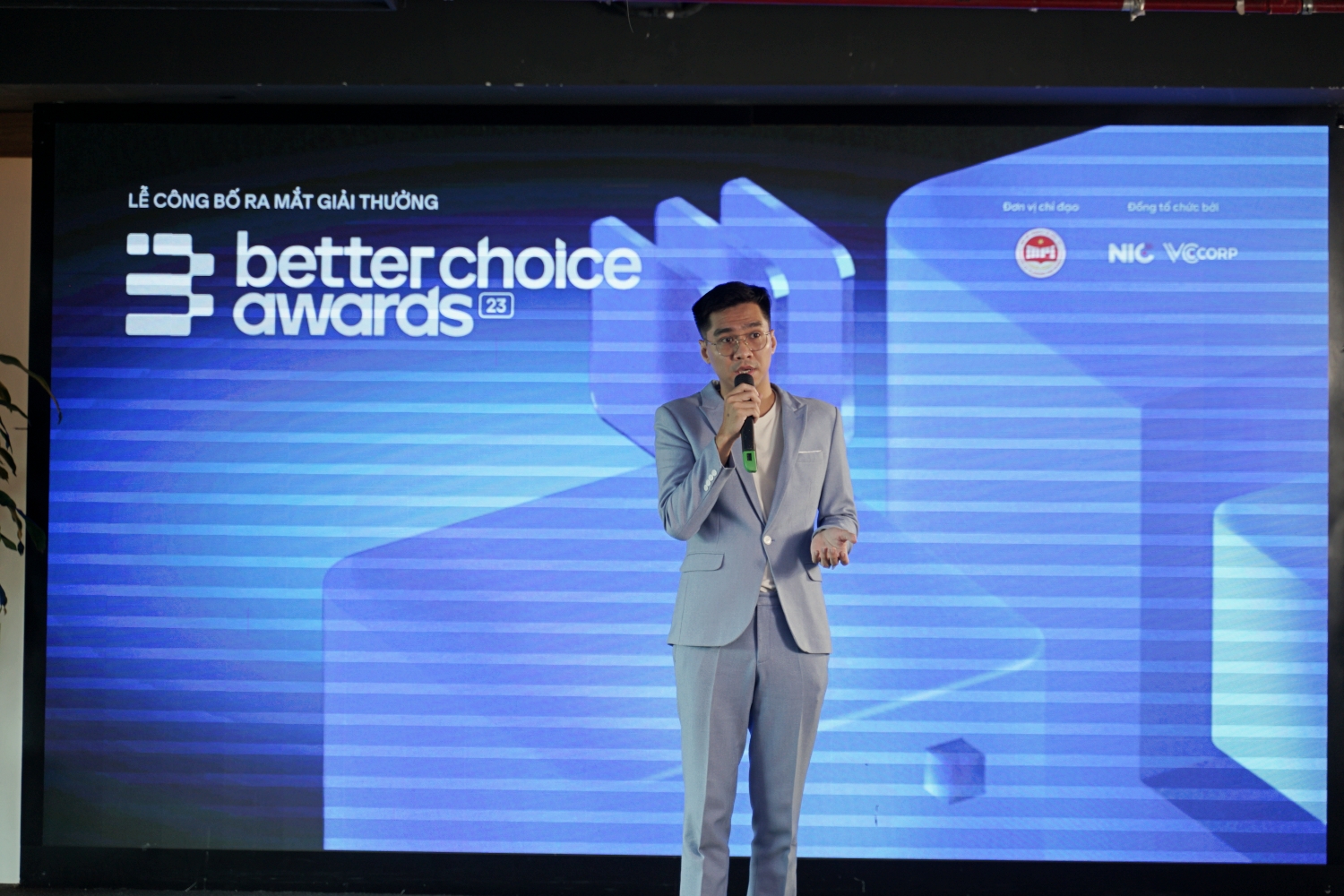 PewPew xuất hiện ở Better Choice Awards với vai trò là thành viên của Hội đồng thẩm định