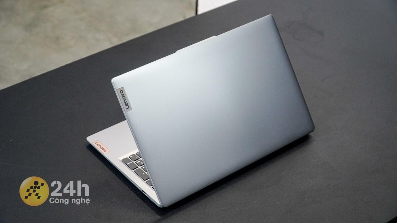 Lenovo Ideapad Slim 3 15IRH8 còn có kích thước nhỏ gọn và nhẹ để người dùng thoải mái mang đi học/đi làm.