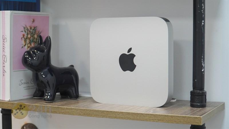 Ở chính giữa mặt trên của Mac mini M1 chính là logo trái Táo cắn dở quen thuộc.