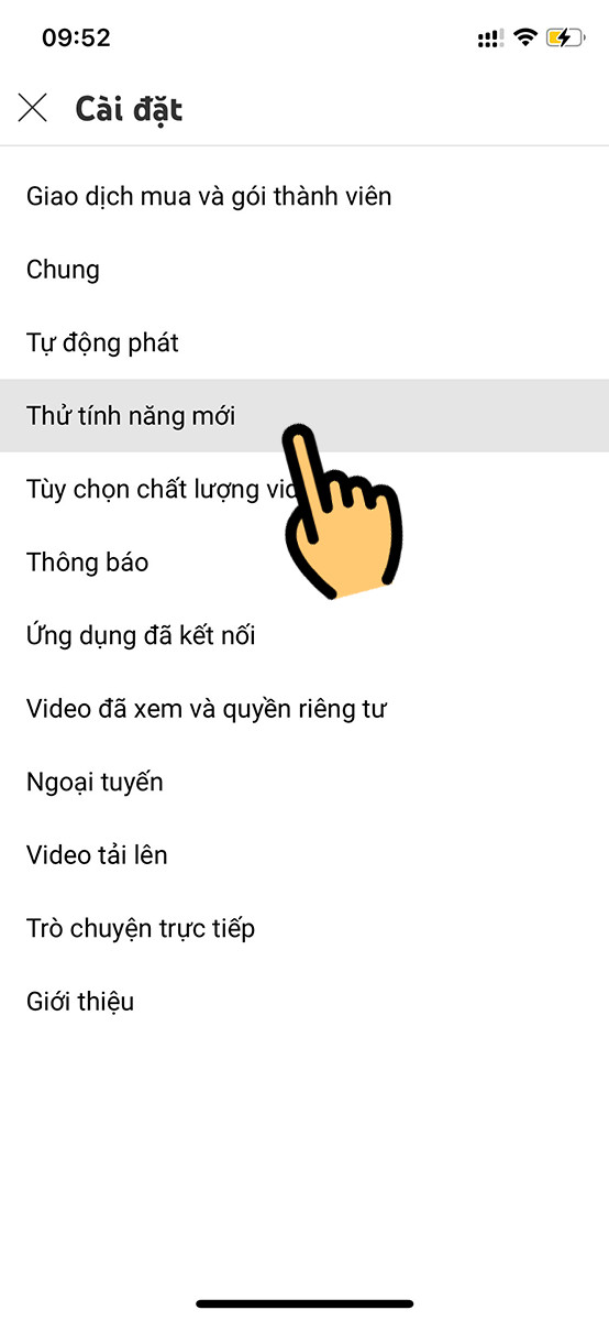 Alt: Ảnh chụp màn hình phần Cài đặt của ứng dụng YouTube trên iPhone, khoanh vùng mục "Thử tính năng mới"