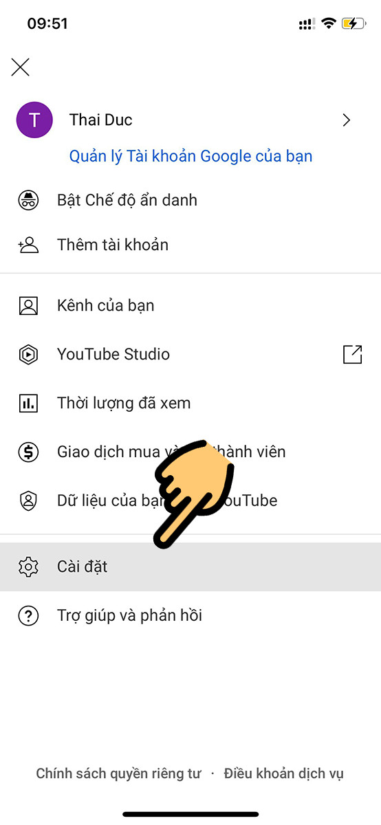 Alt: Ảnh chụp màn hình ứng dụng YouTube trên iPhone hiển thị vị trí nút ảnh đại diện tài khoản ở góc phải