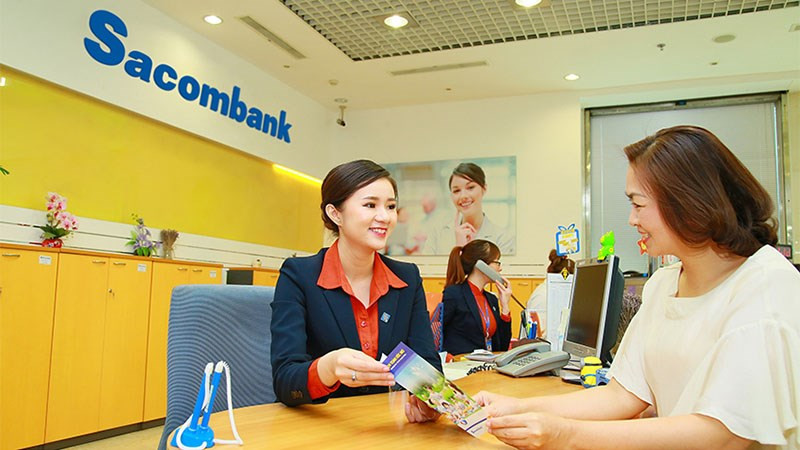 alt: Khách hàng đang giao dịch tại quầy Sacombank