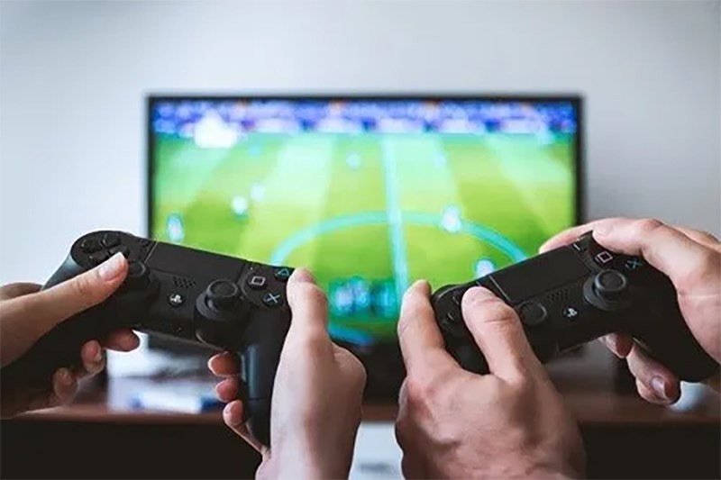 alt text: Chơi game cùng bạn bè trên PlayStation