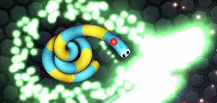 alt text: Hình ảnh rắn nhiều màu sắc trong Slither.io