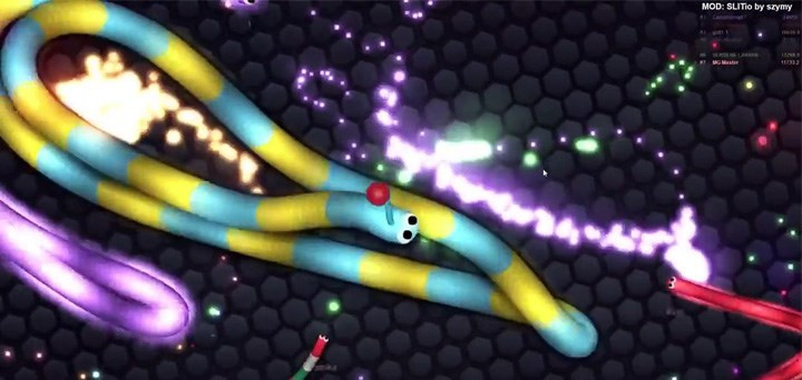 alt text: Rắn săn mồi trong Slither.io đang thu thập thức ăn