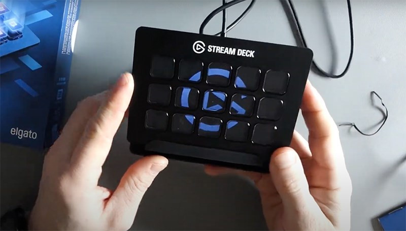 Cắm Stream Deck v&agrave;o m&aacute;y