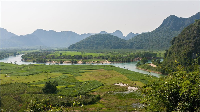 Cảnh thiên nhiên bên ngoài động Phong Nha