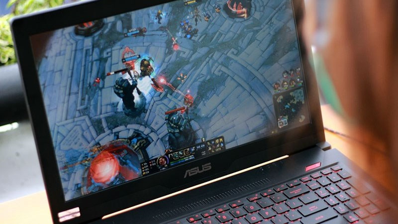 Chơi game giải trí trên laptop