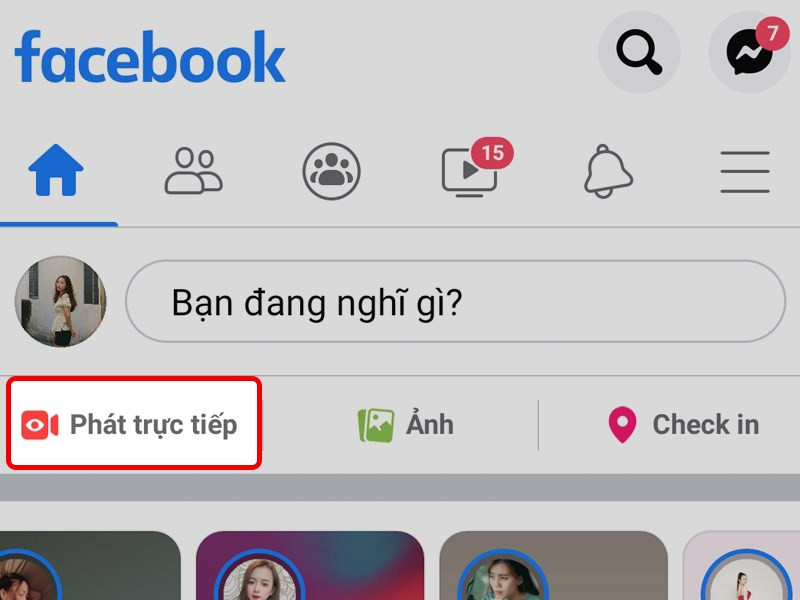 Mở ứng dụng Facebook và chọn Phát Trực Tiếp