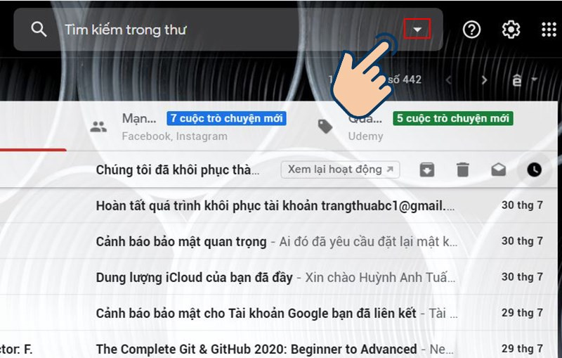 Mũi tên trong thanh tìm kiếm Gmail