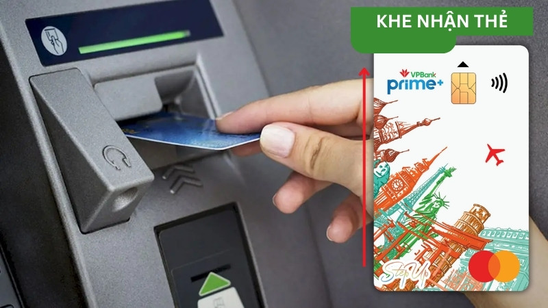 Người đang rút tiền tại cây ATM