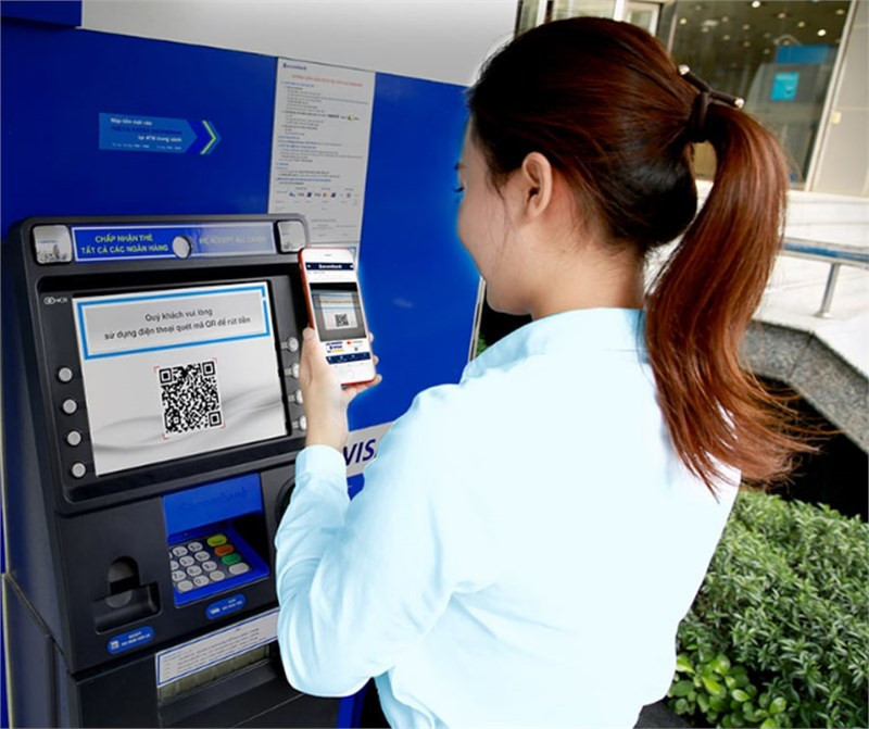 Qu&eacute;t m&atilde; QR để r&uacute;t tiền mặt với ứng dụng Sacombank mBanking