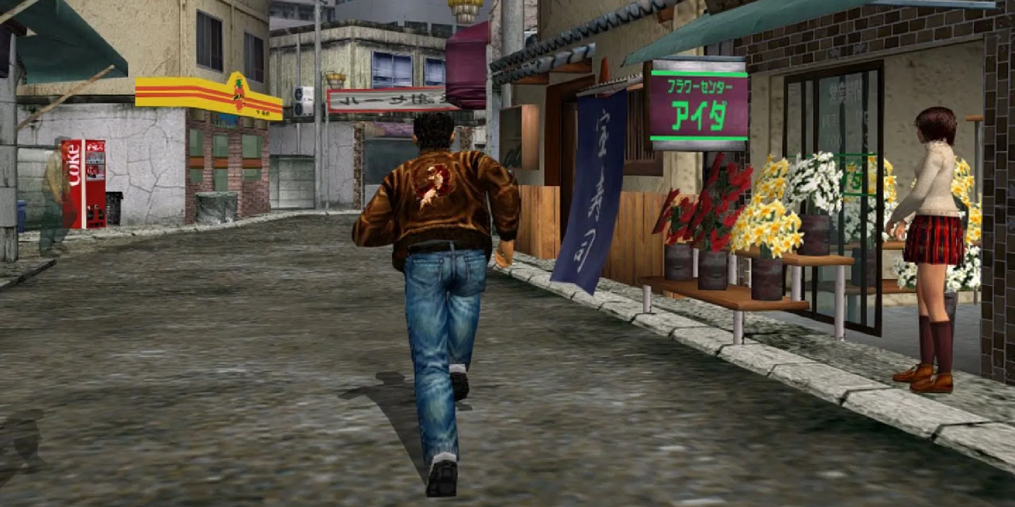 Ảnh chụp màn hình gameplay của Shenmue cho thấy nhân vật chính Ryo Hazuki trong một khu phố Nhật Bản