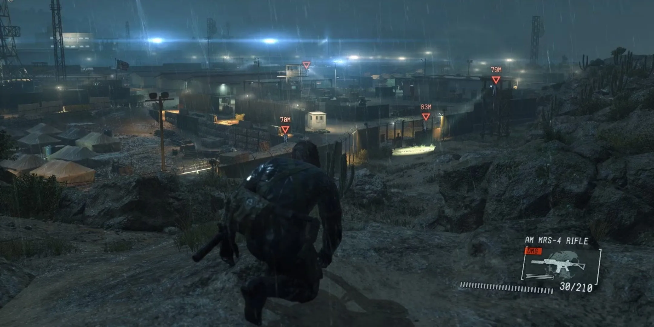 Big Boss quan sát căn cứ địch từ trên cao trong Metal Gear Solid 5 Ground Zeroes