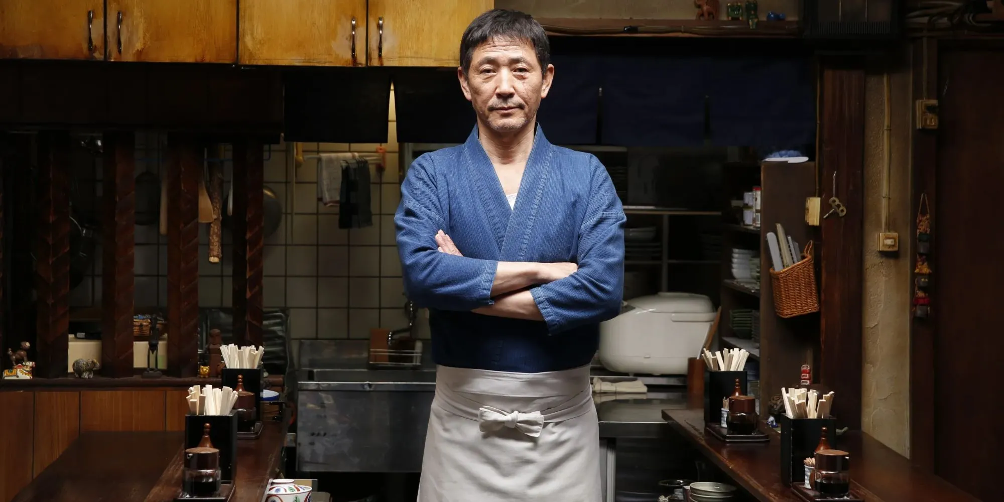Cảnh Master phục vụ khách hàng tại Midnight Diner, cho thấy không khí ấm cúng và trầm tư