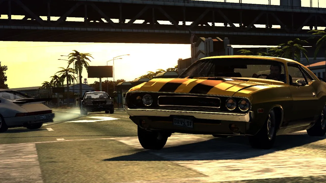 Cảnh rượt đuổi giữa xe Dodge Challenger và xe Ruf trên đường phố San Francisco trong game Driver San Francisco