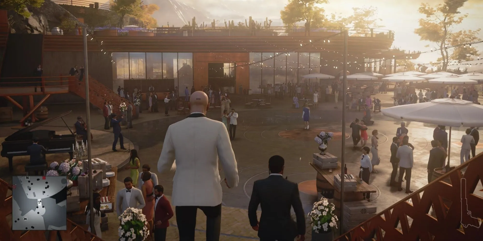 Đồ họa đẹp mắt trong Hitman 3, nhân vật Agent 47 đang thực hiện một vụ ám sát