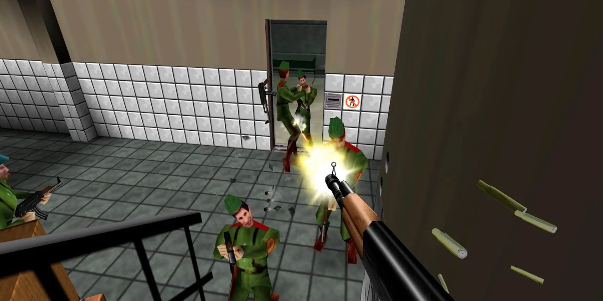 GoldenEye 007: người chơi đang bắn kẻ thù ở cuối cầu thang trong game