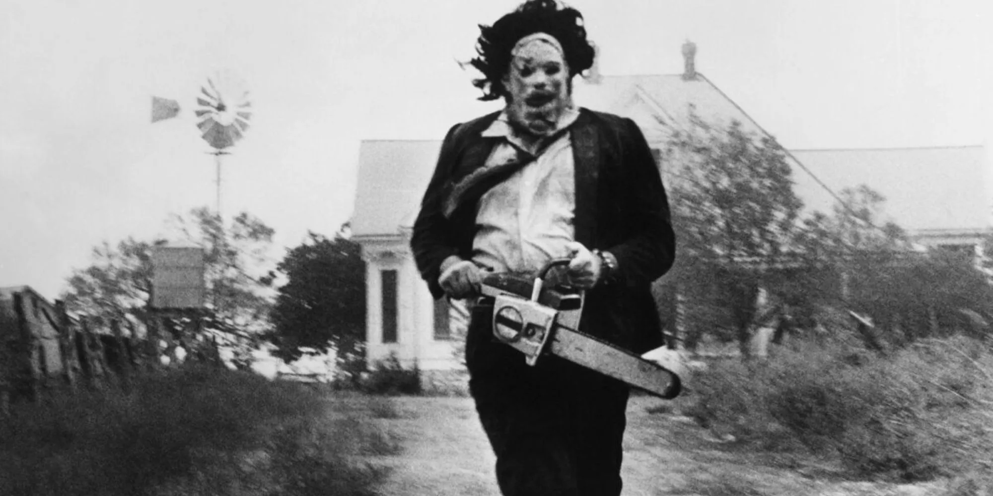 Hình ảnh Leatherface đen trắng với cưa máy từ phim The Texas Chain Saw Massacre