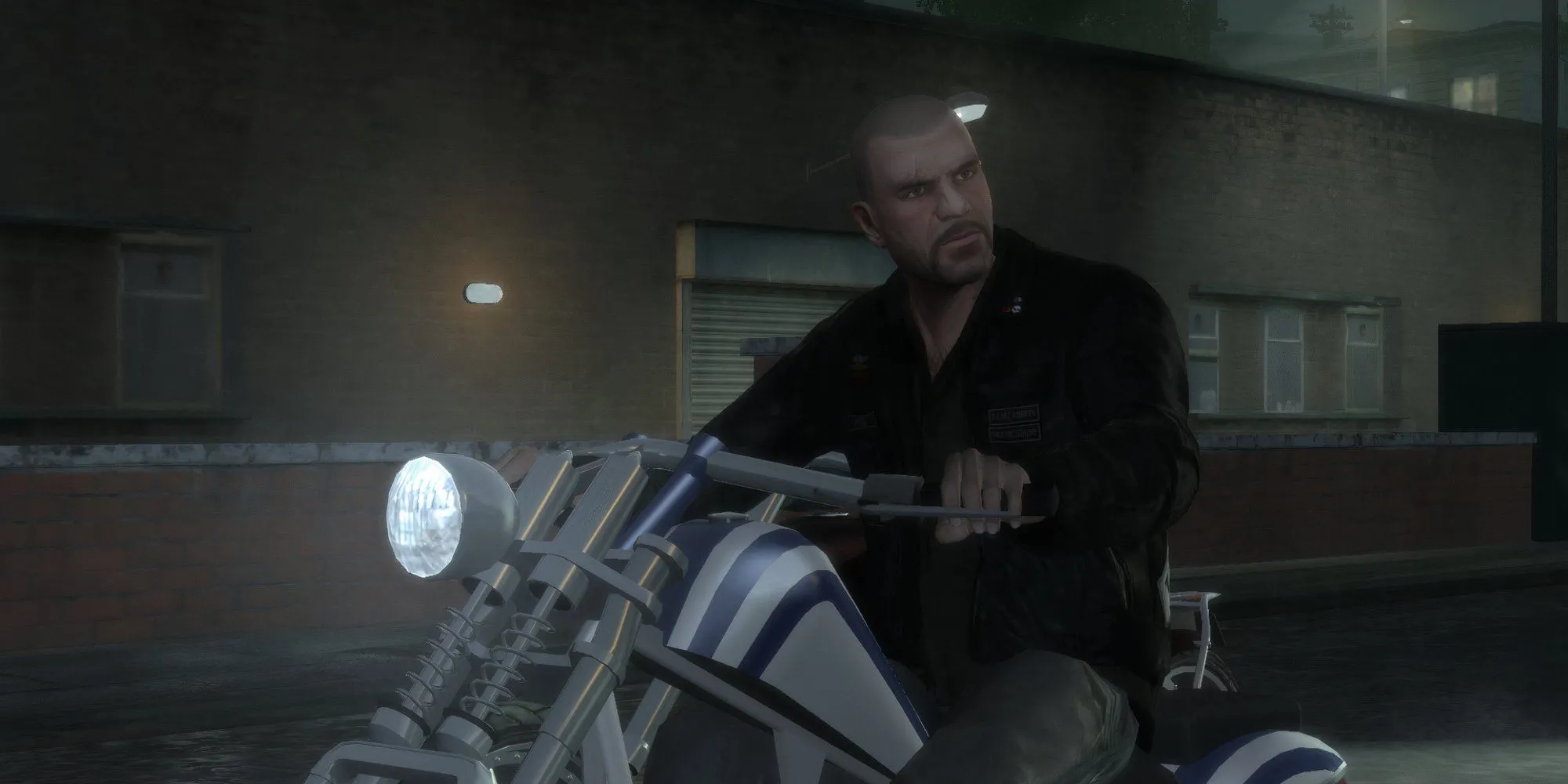 Johnny Klebitz GTA 4 trên chiếc mô tô phân khối lớn vào ban đêm