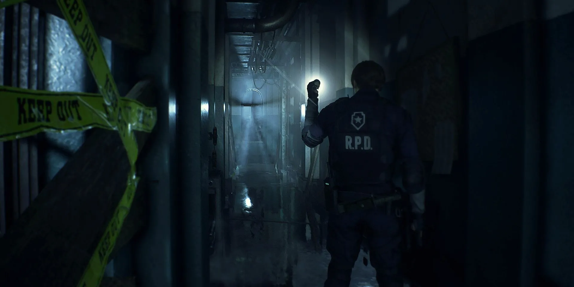 Leon S. Kennedy trong hành lang tối tăm của sở cảnh sát Raccoon City, Resident Evil 2 Remake, gợi không khí kinh dị