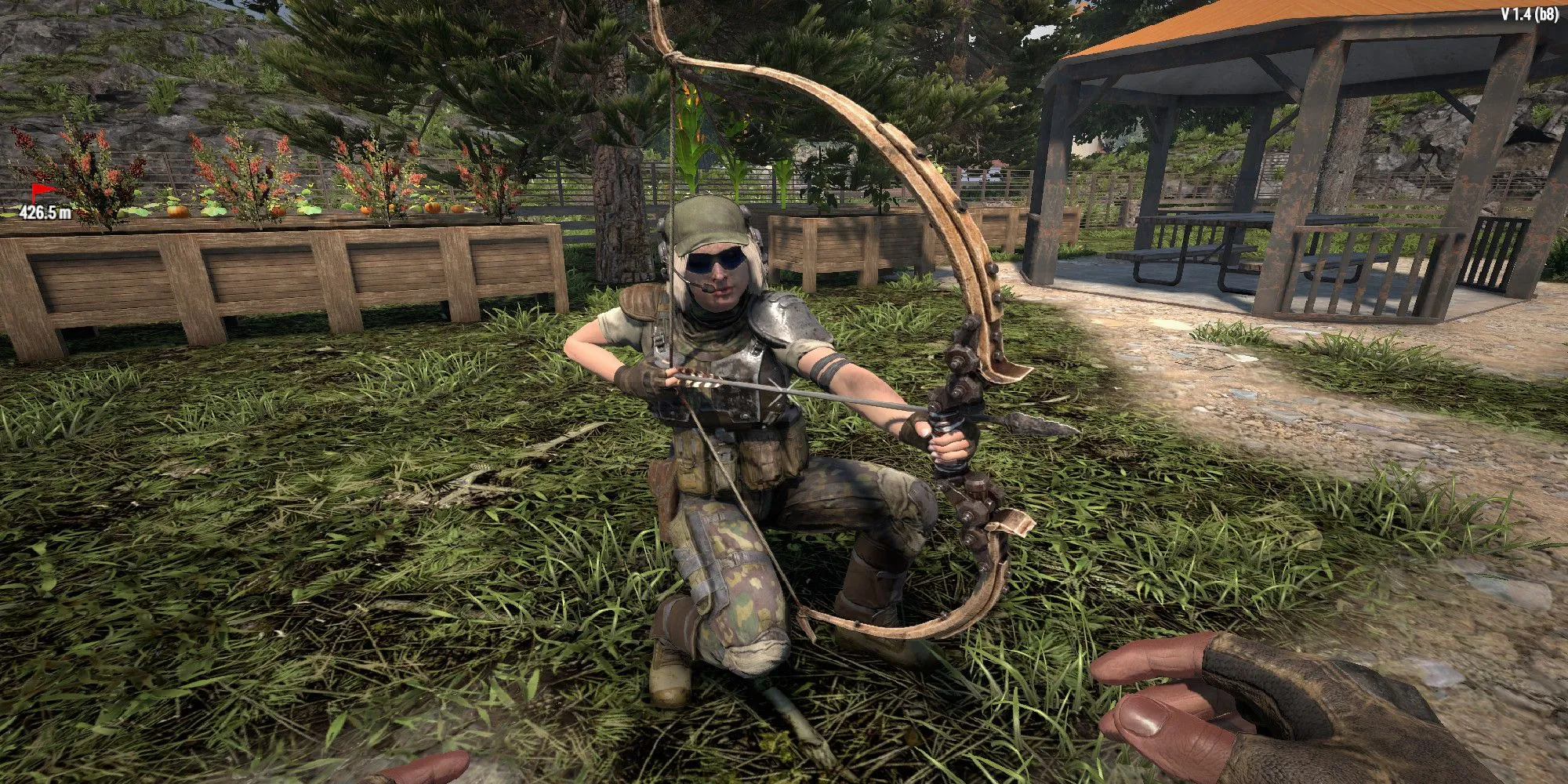 Người chơi 7 Days to Die với perk Animal Tracking đang ngắm bắn bằng cung