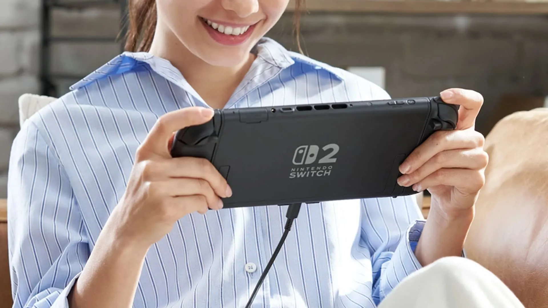 Nintendo Switch 2: Tính năng mới giúp tối ưu pin, game thủ yên tâm hơn 1 Người chơi đang cầm máy Nintendo Switch 2 ở chế độ cầm tay