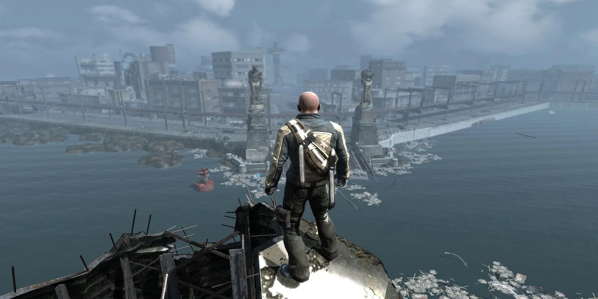 Nhân vật chính Cole MacGrath trong game Infamous, nhìn ra thành phố Empire City.