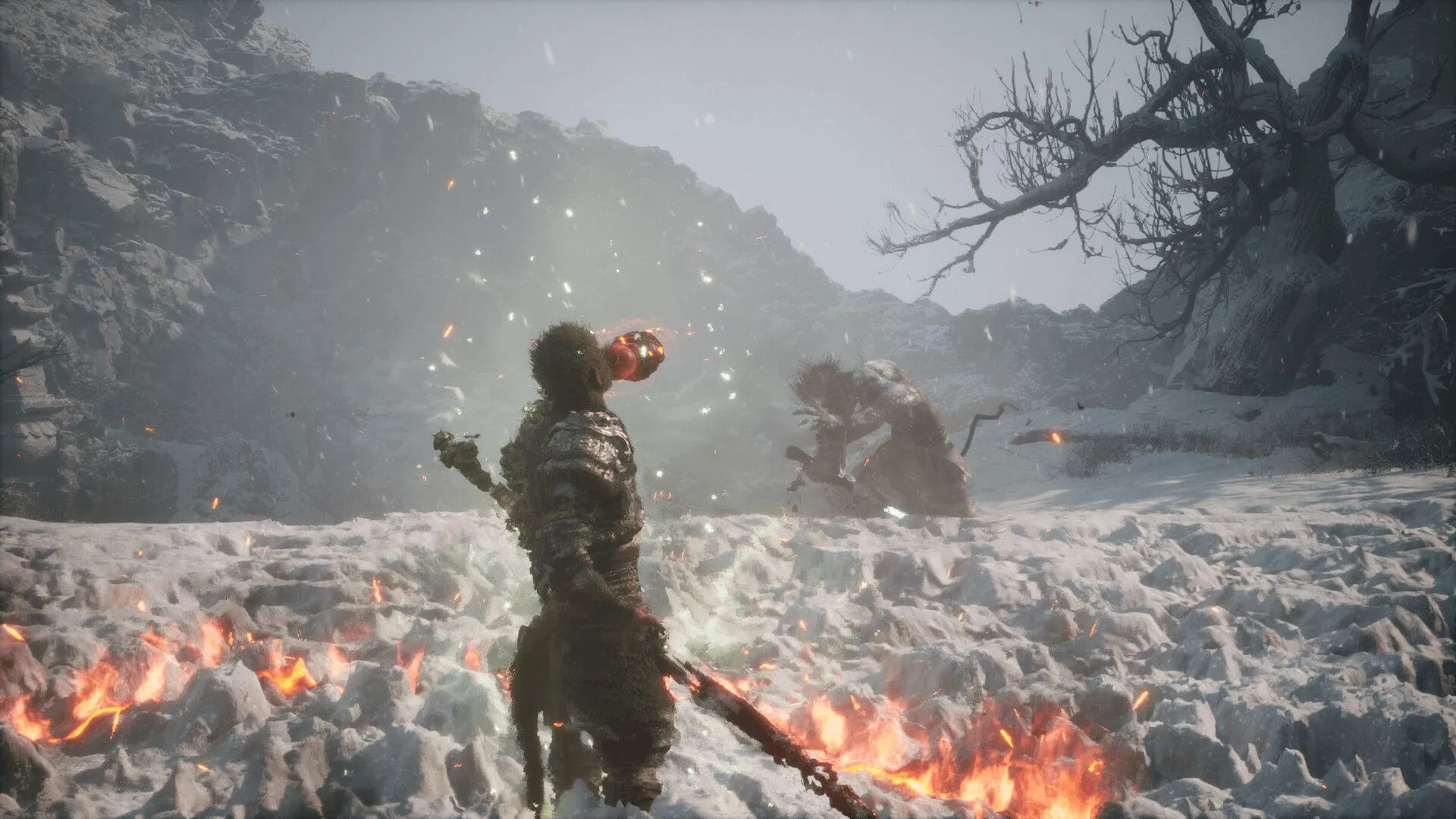 Nhân vật chính Hầu Vương trong Black Myth Wukong đứng giữa khung cảnh hùng vĩ trên PlayStation 5