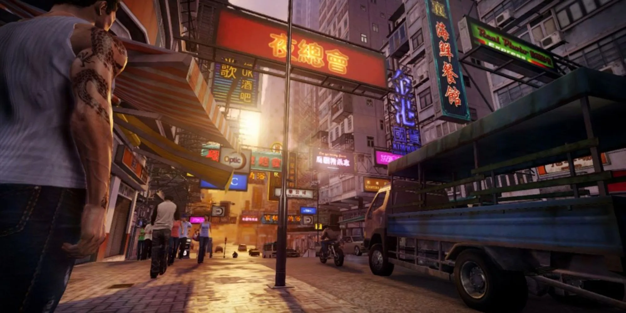 Nhân vật chính Wei Shen trong Sleeping Dogs đứng giữa khu chợ đêm Hồng Kông lung linh