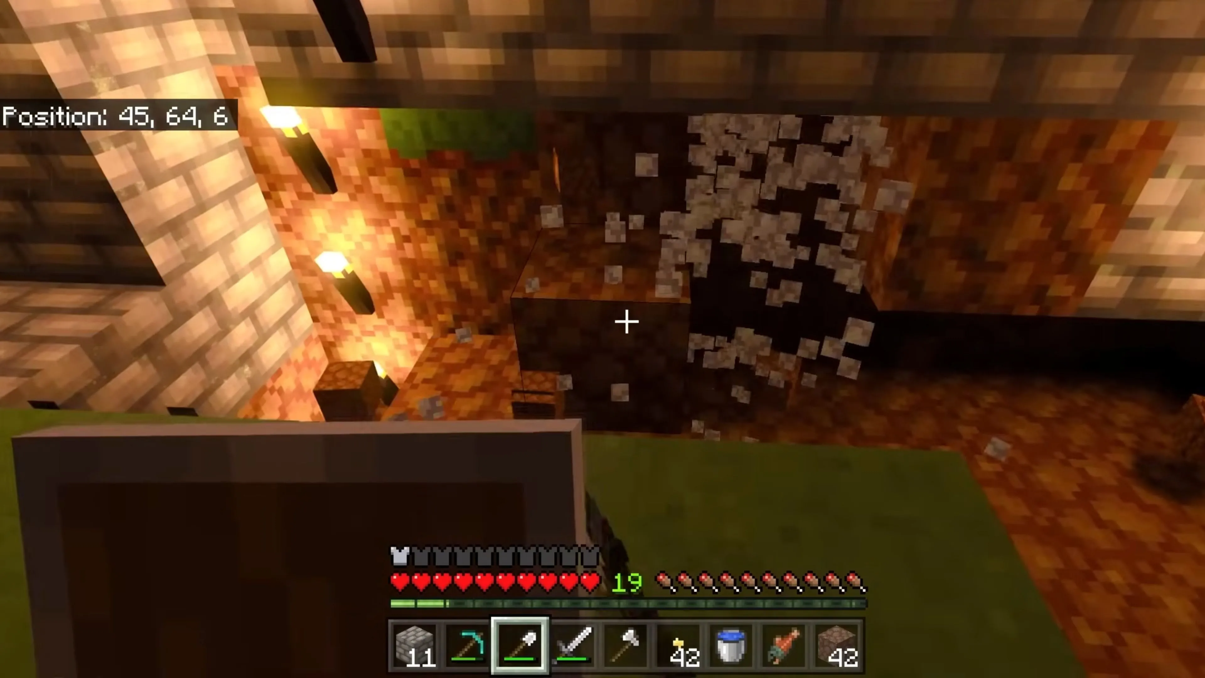 Nhân vật Minecraft đứng trước một ngôi làng yên bình