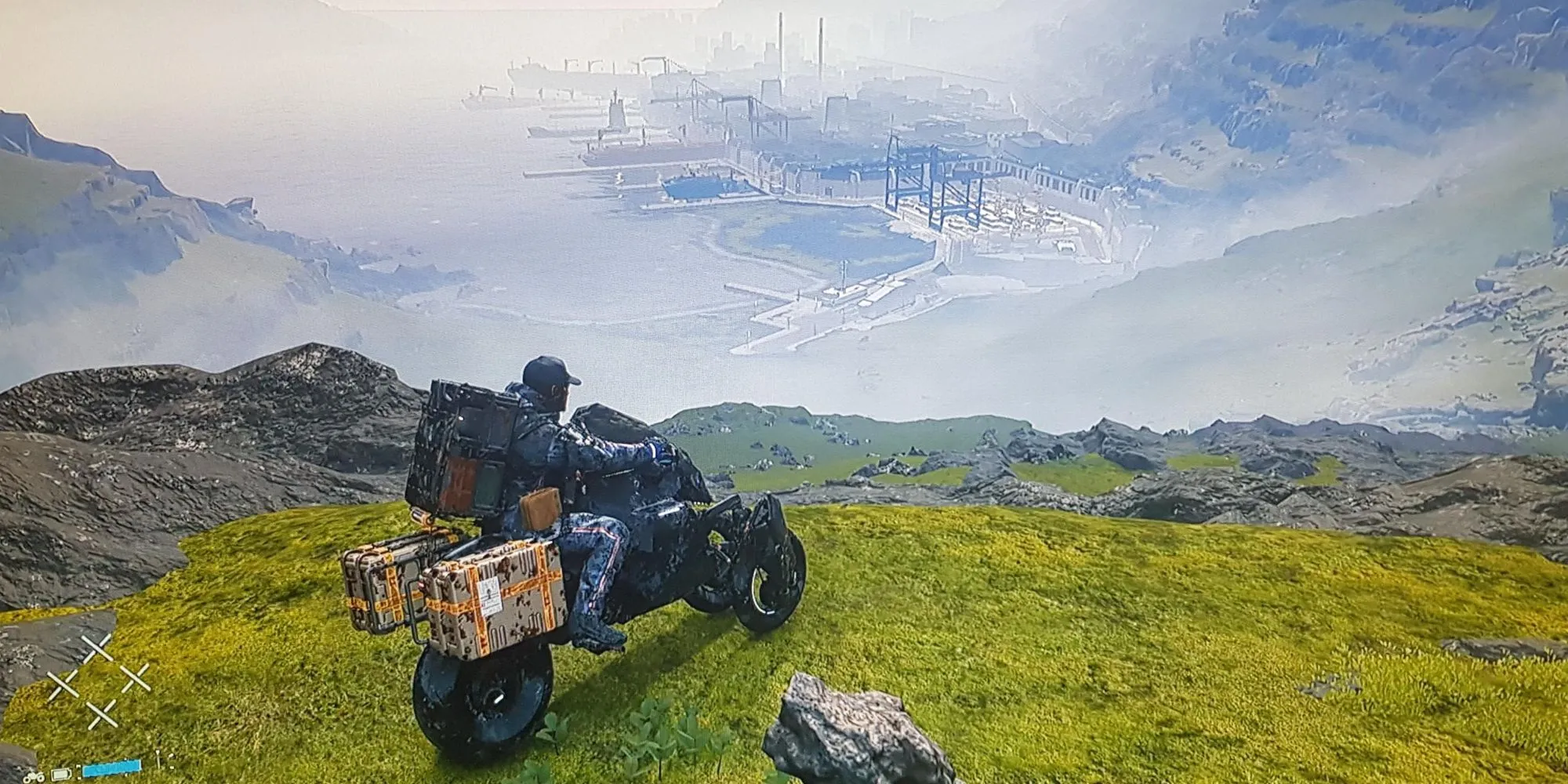 Nhân vật Sam Porter Bridges vượt địa hình hiểm trở trong Death Stranding