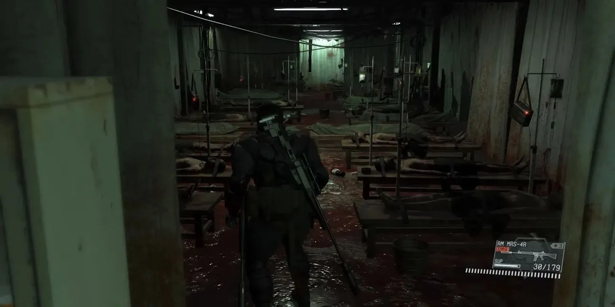 Nhân vật Venom Snake dưới vòi sen trong Metal Gear Solid V The Phantom Pain