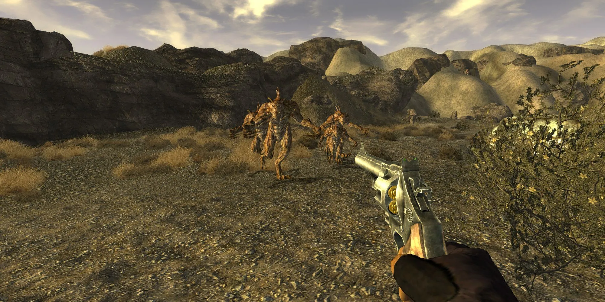 Quái vật Deathclaws trong bối cảnh hậu tận thế của Fallout New Vegas khi tắt HUD