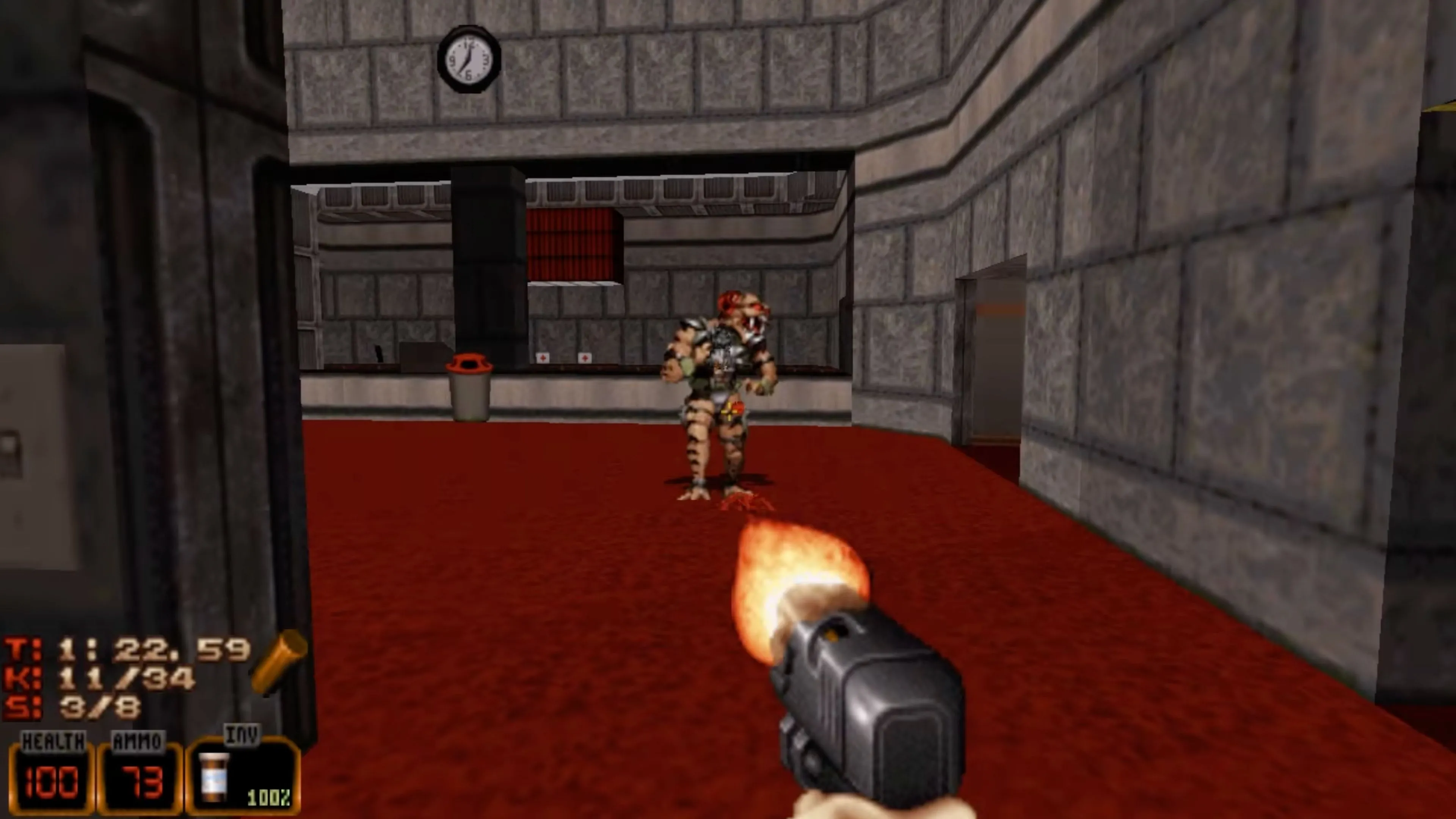 Screenshot lối chơi từ góc nhìn thứ nhất trong Duke Nukem 3D, hiển thị môi trường đô thị