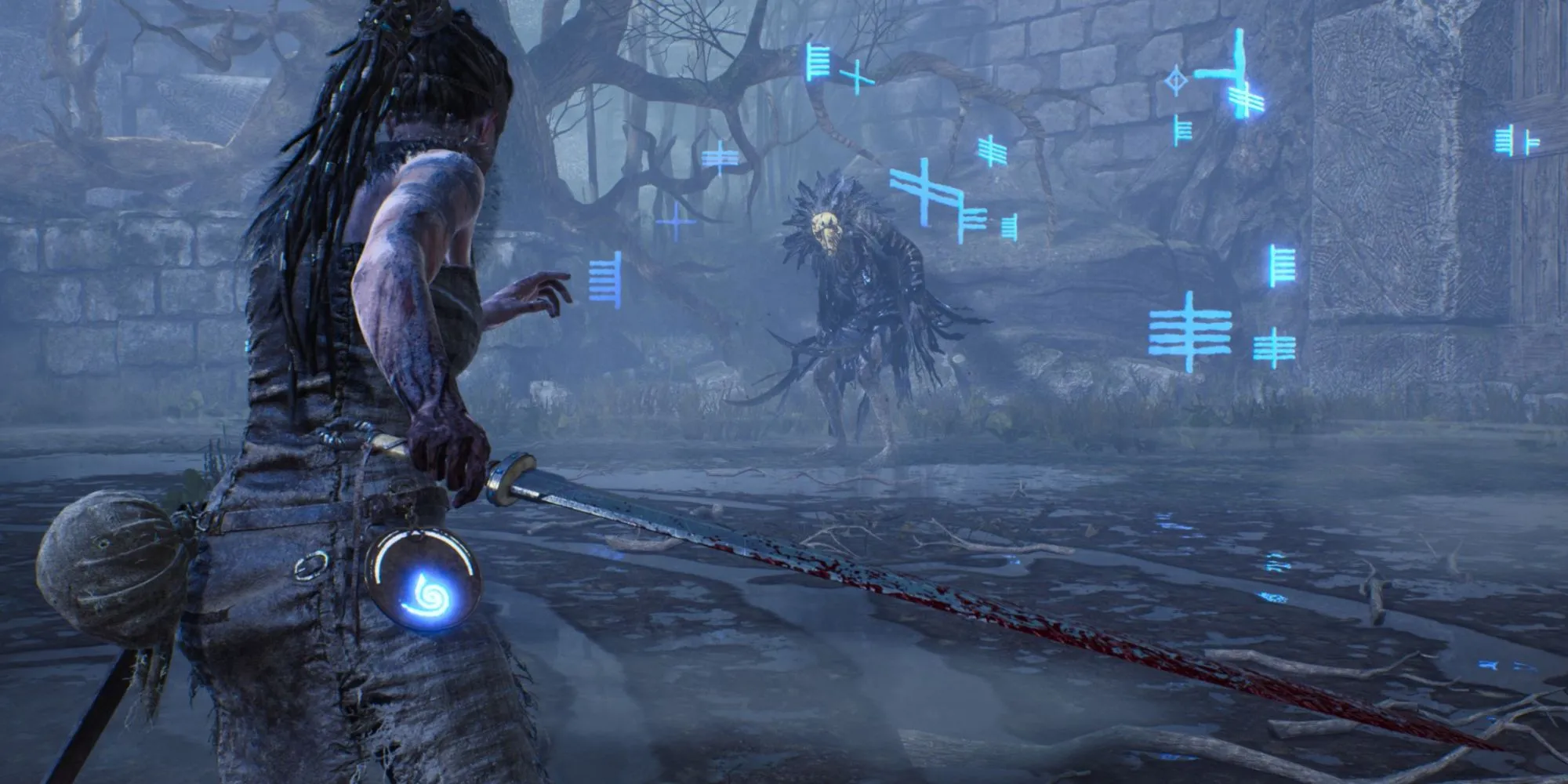 Senua đối mặt với một quái vật trong Hellblade Senua's Sacrifice