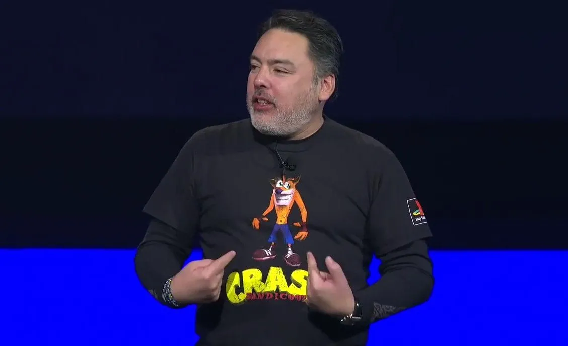 Shawn Layden cựu chủ tịch SIE Worldwide Studios đứng cạnh nhân vật Crash Bandicoot, một biểu tượng game quen thuộc của PlayStation