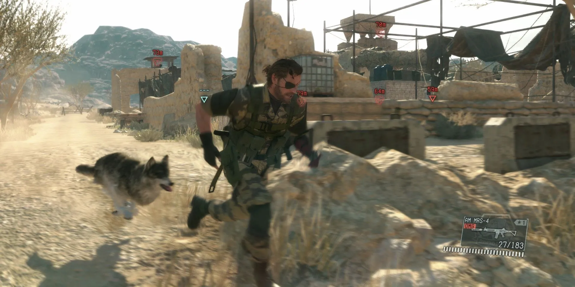 Snake và chú chó D-Dog thực hiện nhiệm vụ lén lút trong thế giới mở của Metal Gear Solid 5: The Phantom Pain