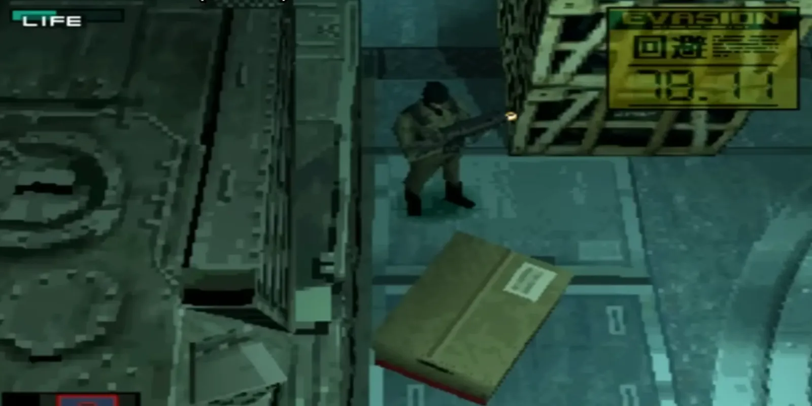 Solid Snake ẩn mình dưới thùng carton trong Metal Gear Solid
