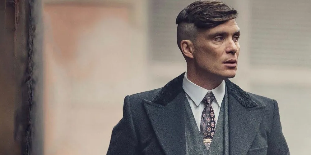 Tommy Shelby mặc vest, thể hiện phong cách thời trang và khí chất thủ lĩnh của băng đảng Peaky Blinders
