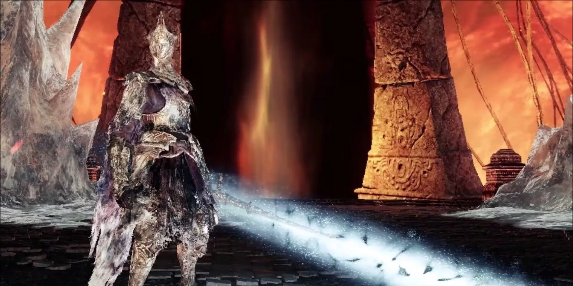 Trùm Burnt Ivory King từ DLC Dark Souls 2 đứng giữa Old Chaos với thanh kiếm rực lửa