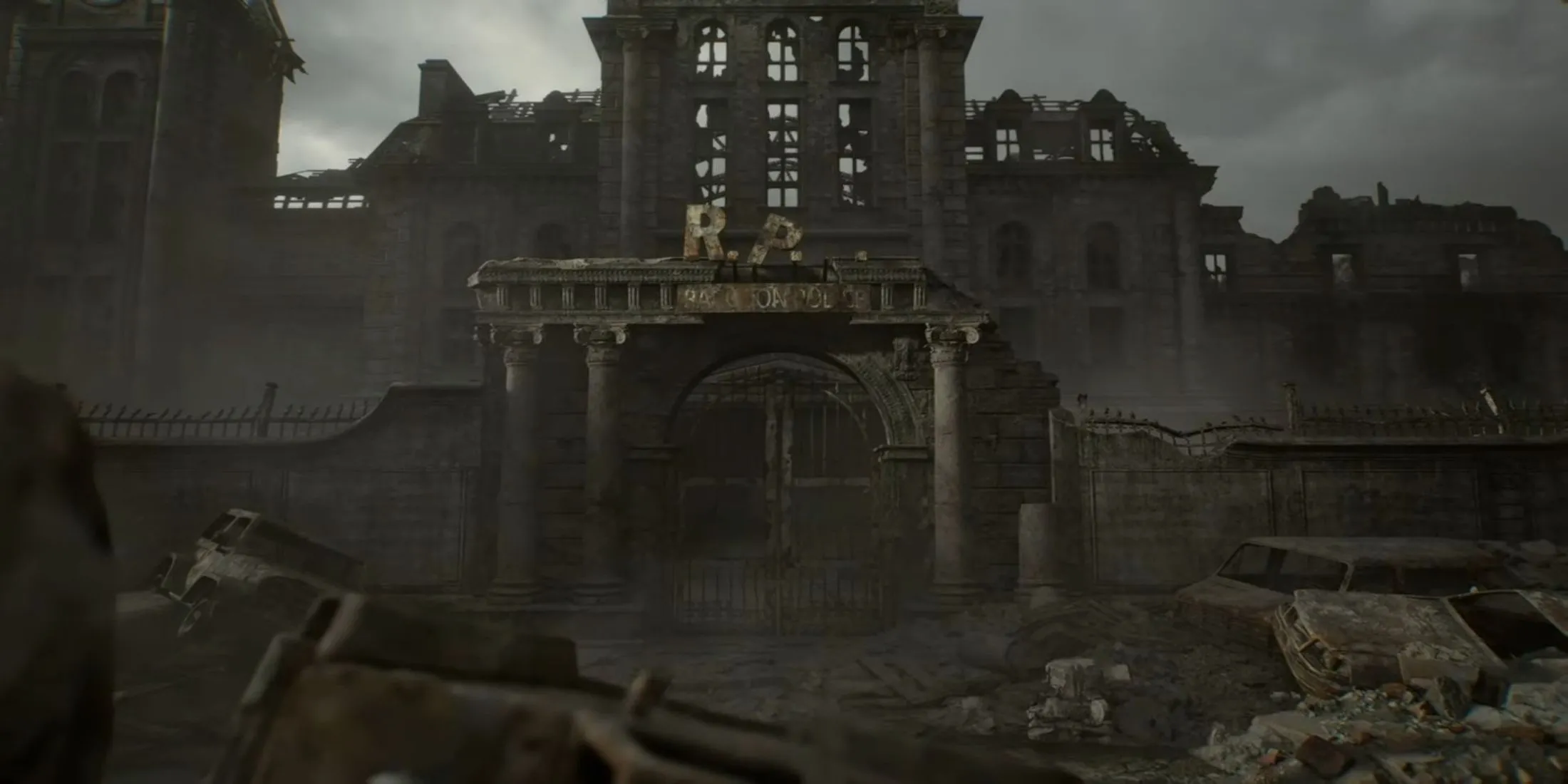 Một cảnh đổ nát, có thể là trụ sở R.P.D., từ trailer Resident Evil Requiem.