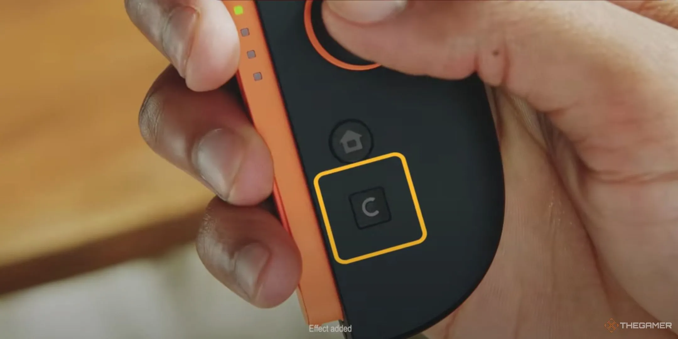 Nút GameChat được tô sáng trên tay cầm Joy-Con 2 của Nintendo Switch 2