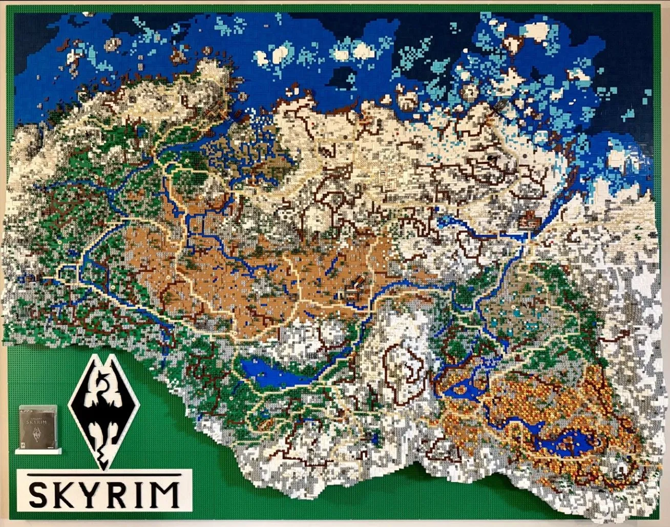 Bản đồ Skyrim khổng lồ làm bằng Lego bởi Ian Roosma, thể hiện chi tiết địa hình và các địa danh
