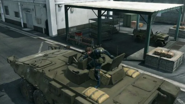 Big Boss ẩn nấp trong Metal Gear Solid V: Ground Zeroes tại Camp Omega