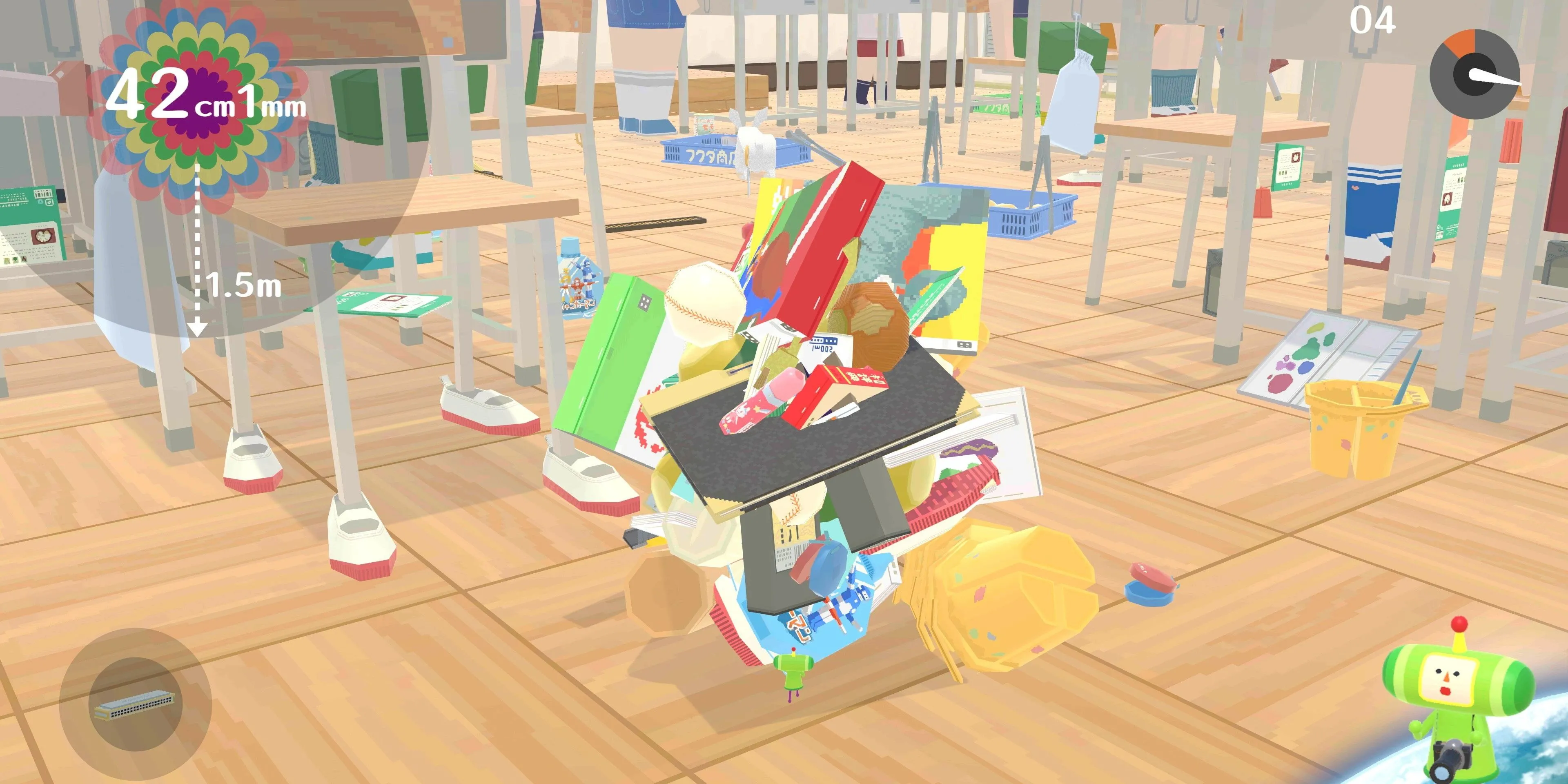 Cảnh người chơi đang lăn quả cầu Katamari trong một lớp học, trong game We Love Katamari REROLL+ Royal Reverie