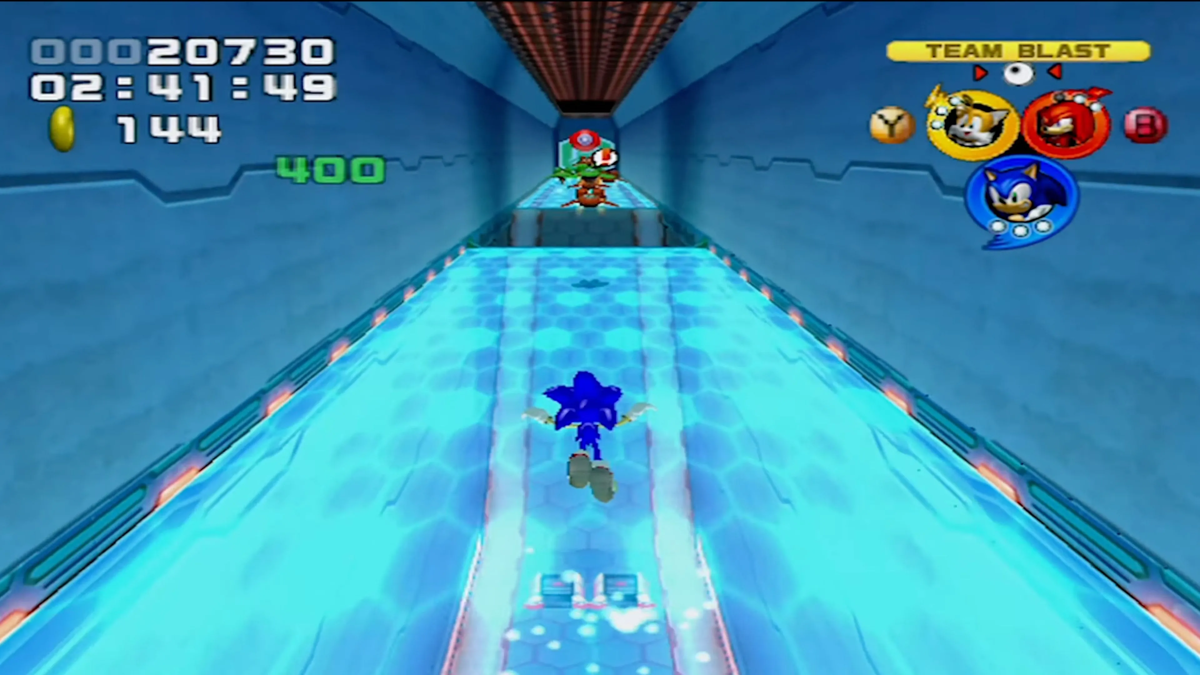 Đội Sonic (Sonic, Tails, Knuckles) chạy nước rút trong Sonic Heroes.