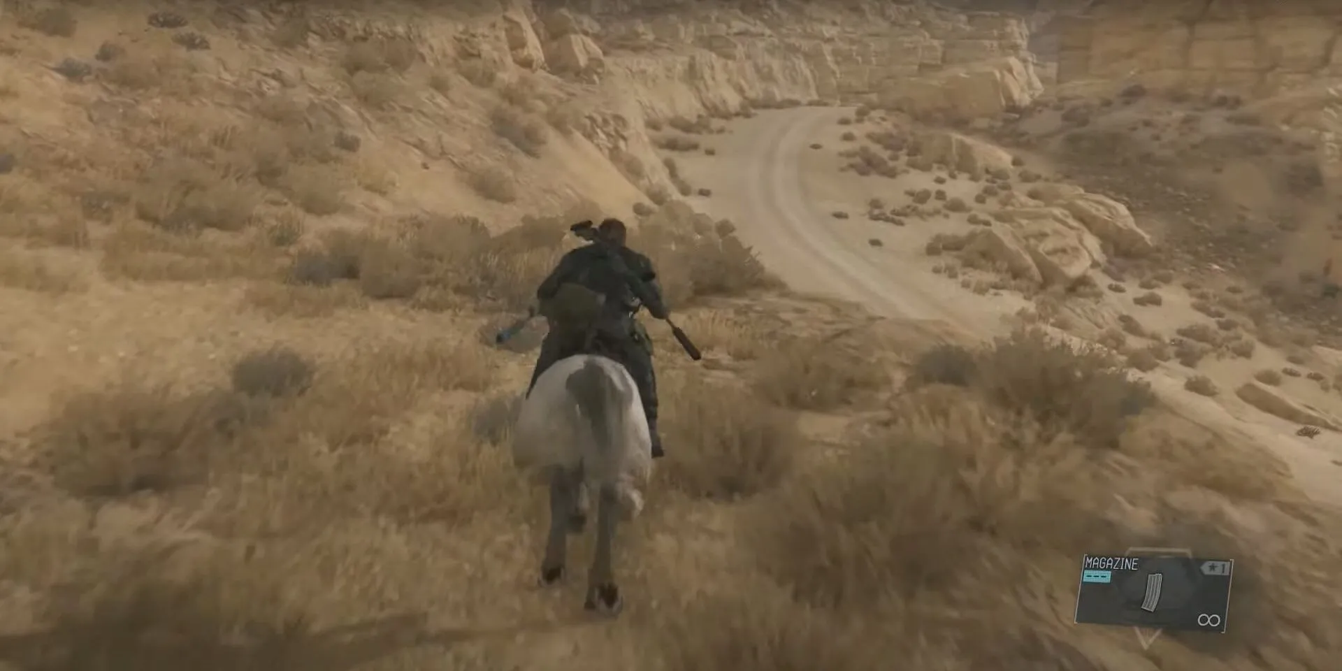 Hình ảnh Venom Snake cưỡi D-Horse trong gameplay thế giới mở của Metal Gear Solid V