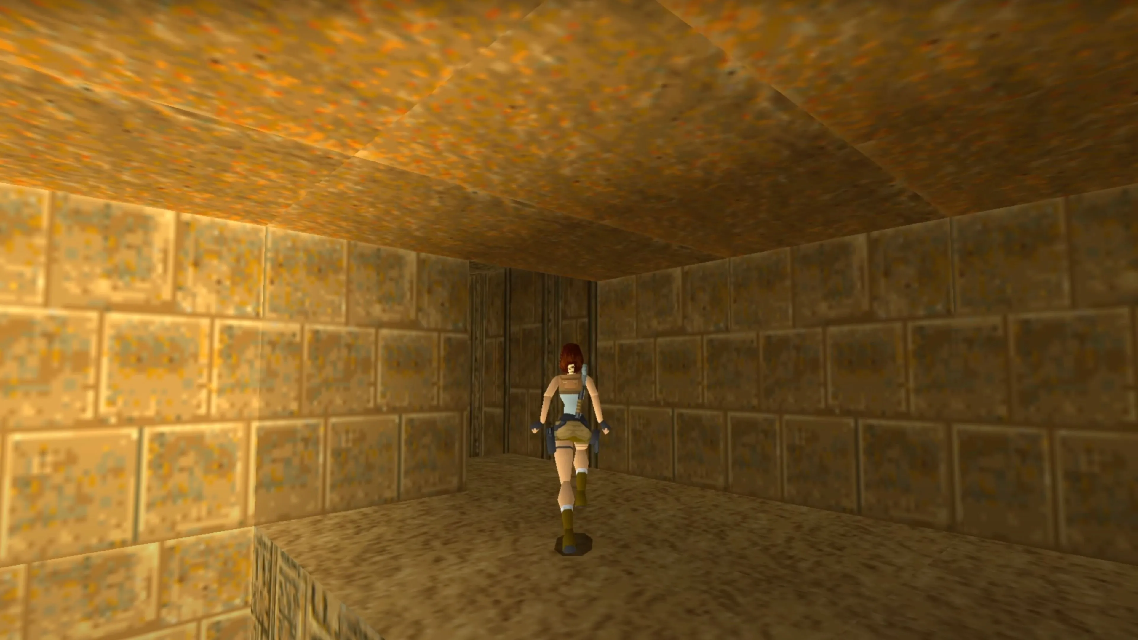 Lara Croft đứng trong biệt thự cổ kính của mình trong Tomb Raider
