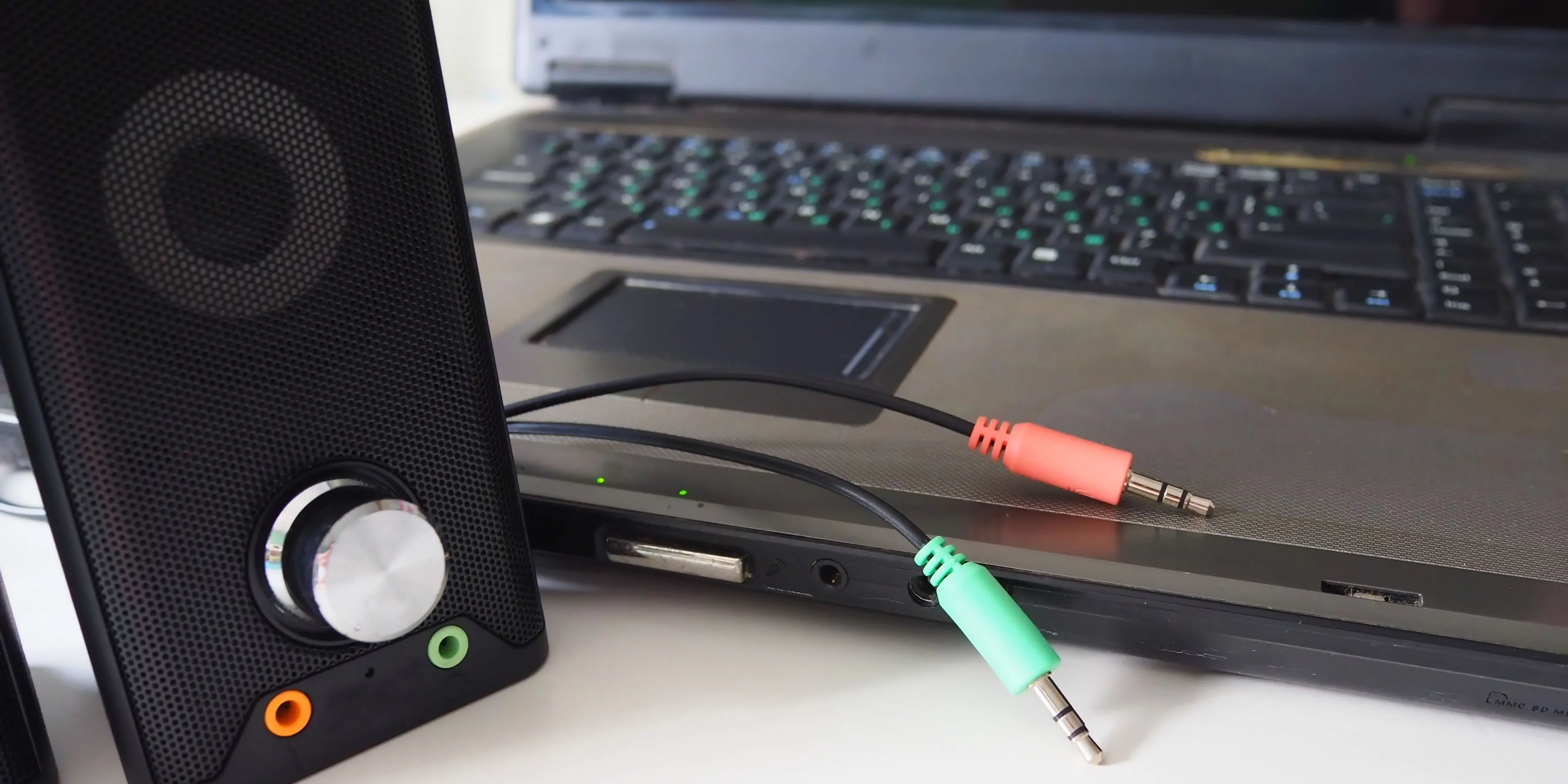 Loa với nhiều loại dây cáp kết nối PC, minh họa sự rắc rối của việc quản lý dây cáp trong dàn PC gaming.